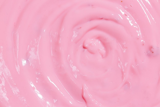 질감 요구르트 매크로는 분홍색 크림색 홈메이드 블루베리 또는 딸기 요구르트 질감을 닫습니다.