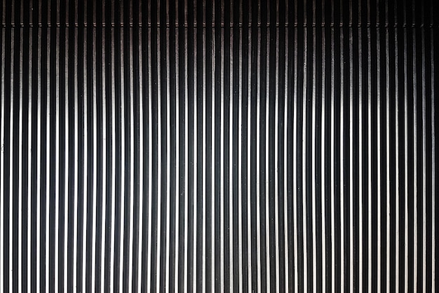 근접 촬영에서 금속 에스컬레이터의 줄무늬 패턴의 질감된 배경