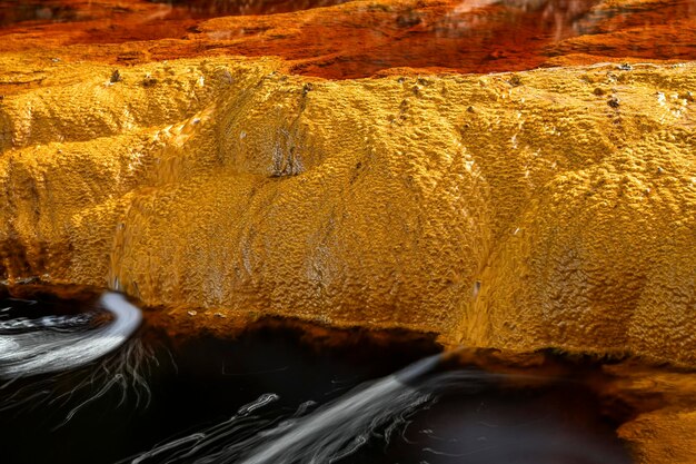 Foto paesaggio strutturato delle rive ricche di ferro di rio tintos