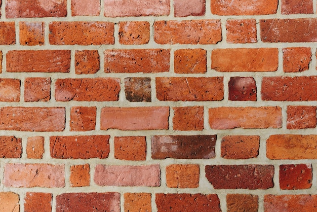 Fondo o contesto strutturato del muro di mattoni rossi, mattoni di terracotta rossi rettangolari disposti come modello, struttura architettonica per la vecchia costruzione ruvida. foto di alta qualità