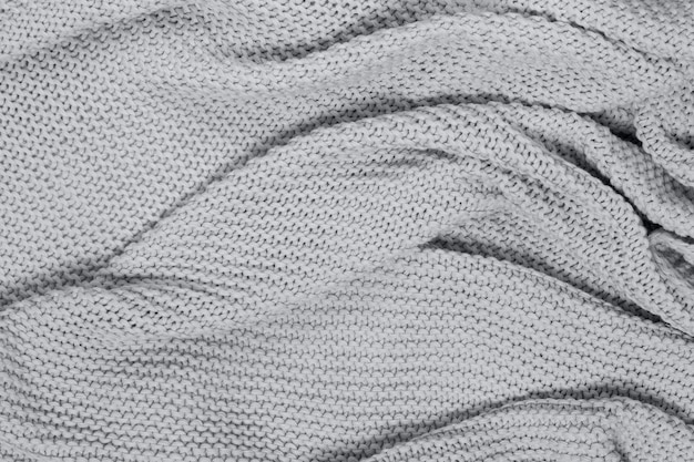 Фото Фактурная поверхность трикотажного хлопкового пледа с волнами, вид сверху. сезонный уют. скандинавский минималистичный стиль. концепт модного цвета 2021 года ultimate grey.
