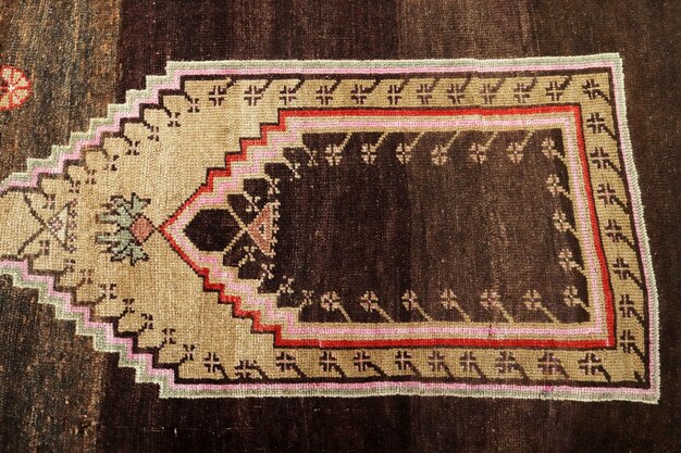짠 카펫의 질감과 색상 패턴
