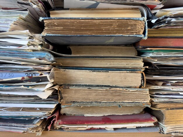 Foto textuur een stapel boeken ligt op de tafel