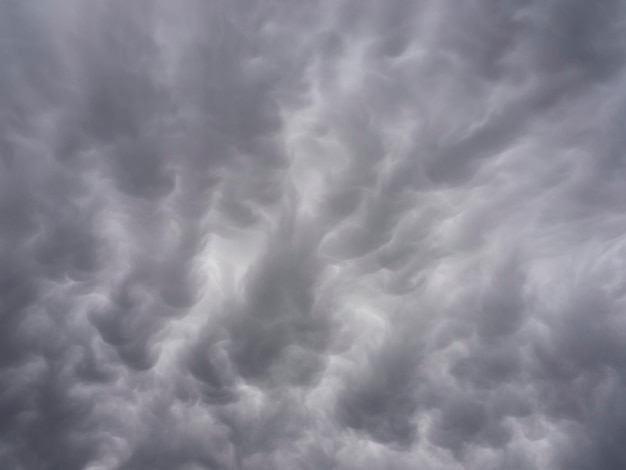 Textuur Mammatus wolken boven de berg Dirfys op het eiland Evia in Griekenland