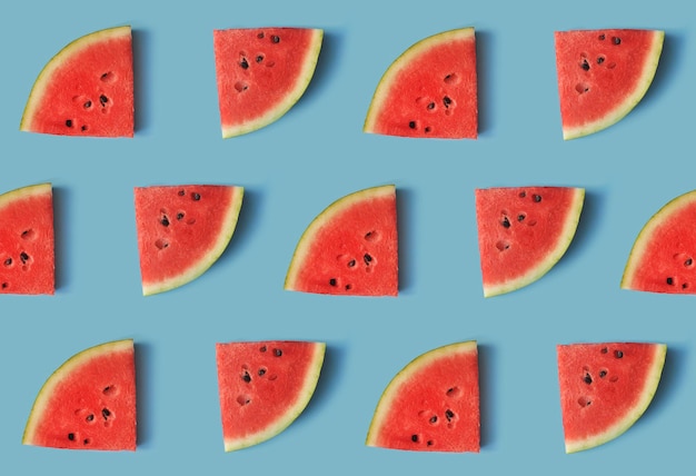 Textuur met rode watermeloenplakken op een blauwe achtergrond