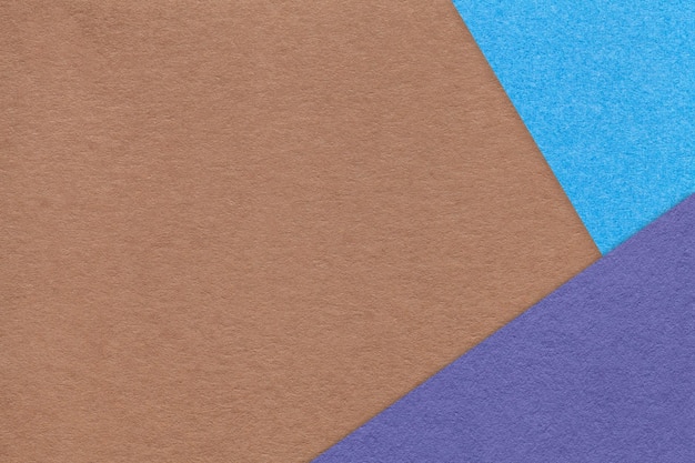 Textuur van ambachtelijk bruin papier achtergrond met blauwe en violette rand Vintage abstracte karton