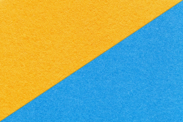 Textuur van ambachtelijk geel en lichtblauw papier achtergrond half twee kleuren macro Structuur van kraft karton