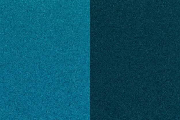 Textuur van ambachtelijk marineblauw en turkoois papier achtergrond half twee kleuren macro Vintage donker cerulean karton
