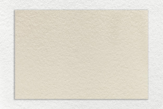 Textuur van ambachtelijke beige papier achtergrond met witte rand macro structuur van vintage karton met leeg crème frame