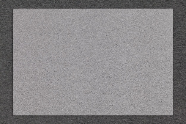 Textuur van ambachtelijke grijze kleur papier achtergrond met zwarte rand macro Structuur van vintage dicht kraft grijs karton