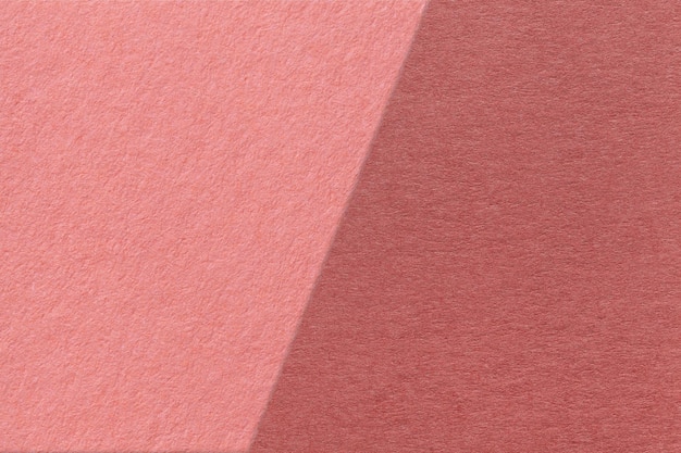Textuur van ambachtelijke roos en kastanjebruin papier achtergrond half twee kleuren macro Vintage dichte kraft roze karton