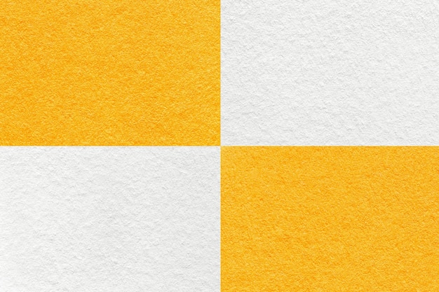 Textuur van ambachtelijke witte en felgele papieren achtergrond met cellenpatroon macro Kraft oranje karton