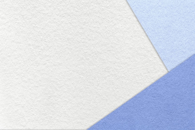 Textuur van ambachtelijke witte kleur papier achtergrond met lichtblauwe en zeer peri rand Vintage abstracte hemel karton