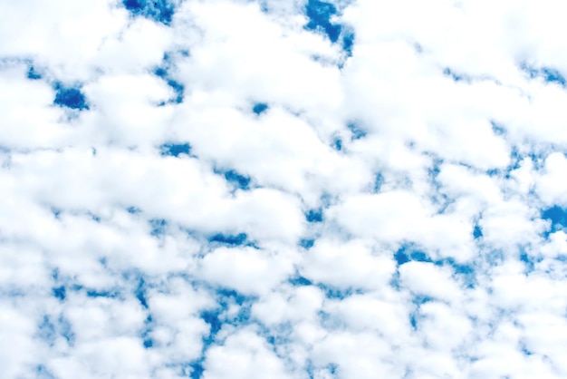 Textuur van blauwe lucht met veel wolken