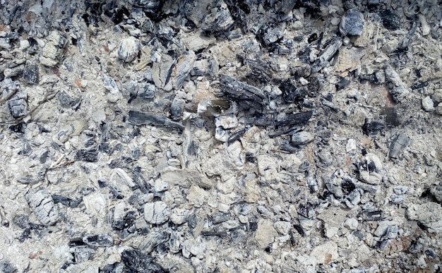 Textuur van de as achtergelaten na het vuur op de grijze kolen van het vuur