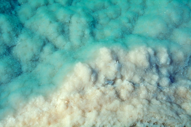 Textuur van de dode zee. Zoute kust