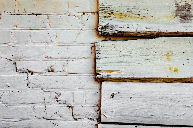 Textuur van een bakstenen muur met scheuren en krassen die als achtergrond kunnen worden gebruikt