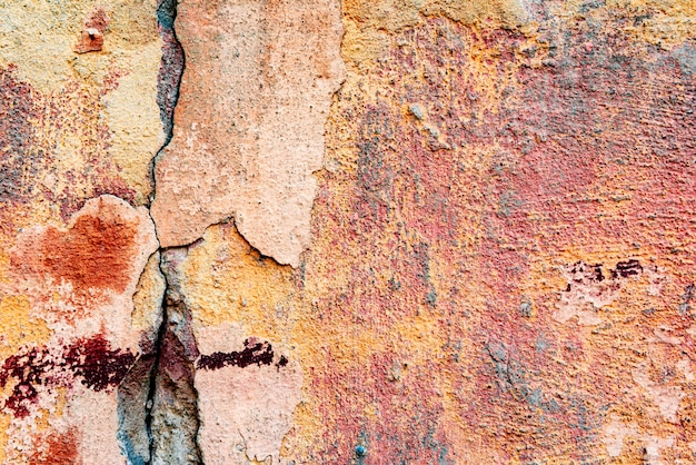 Textuur van een betonnen muur met scheuren en krassen