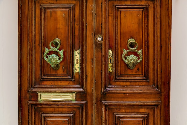 Textuur van een oude houten houten deur met ongebruikelijke metalen handgrepen op het eiland malta