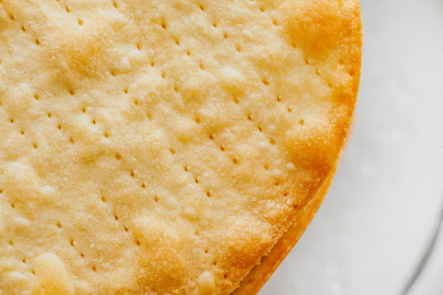 Textuur van gebakken beschuitbollen taarten gemaakt van bladerdeeg voor cake. Halffabrikaat voor cake.