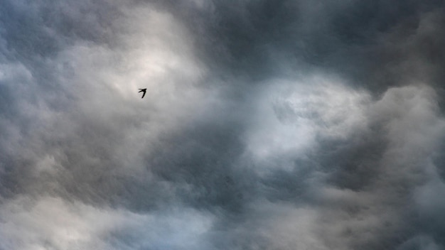 Textuur van heldere blauwe dramatische bewolkte hemel