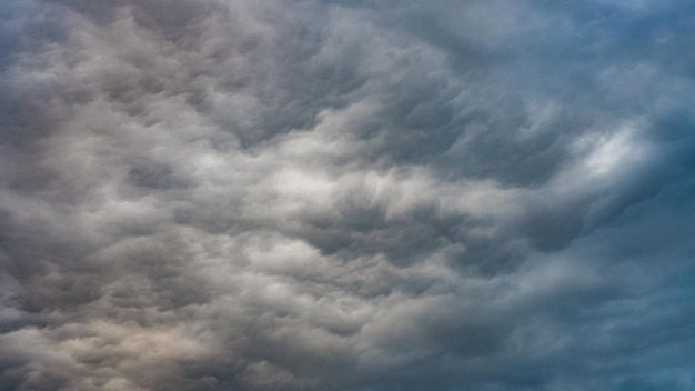 Textuur van heldere blauwe dramatische bewolkte hemel