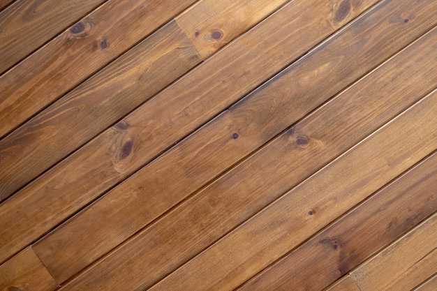Textuur van houten wandplaten diagonaal. Textuur bruin hout diagonale strepen.