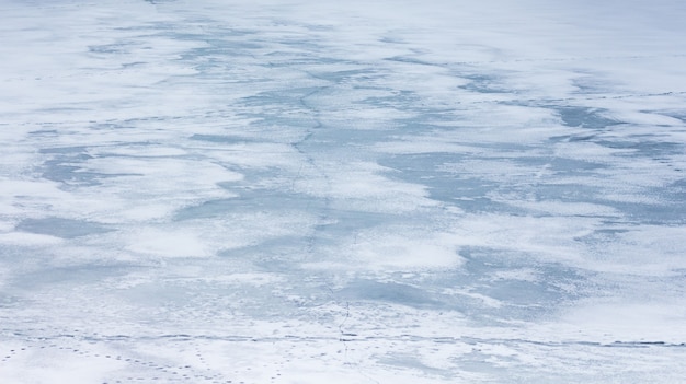 Textuur van ijs bedekt met sneeuw. Winter achtergrond