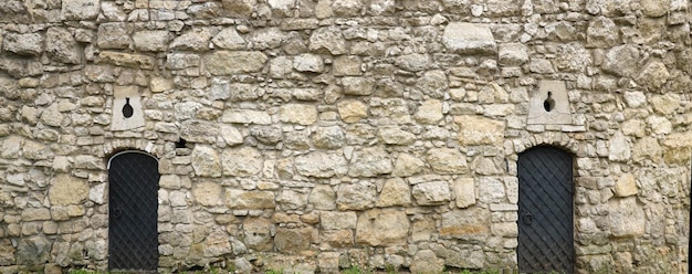 Textuur van middeleeuwse stenen muur en oude metalen deur