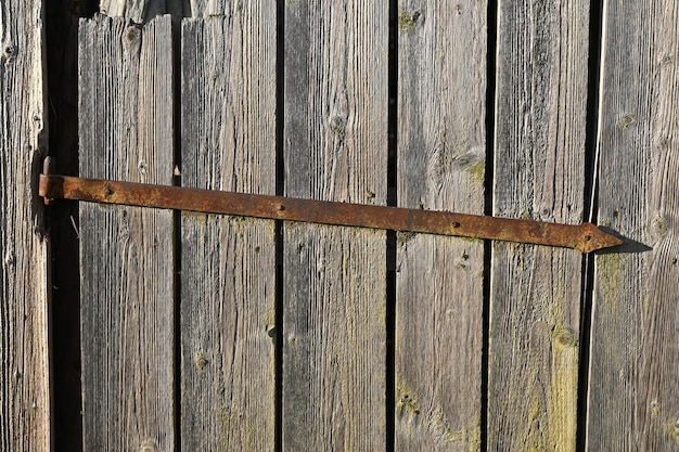 Textuur van oud hout. Verweerde houten deur