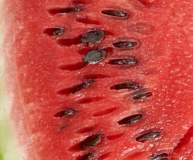 Textuur van rode rijpe watermeloen met bruine zaden