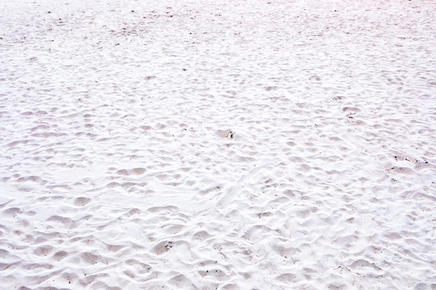 Textuur van strandzand in de zomerzon