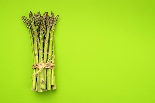 Textuur van verse groene asperges, bovenaanzicht.