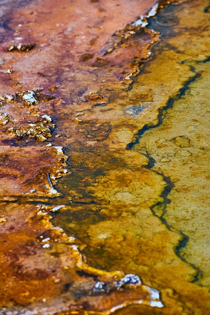 Textuur van water- en sedimentlagen in bronnen van Yellowstone