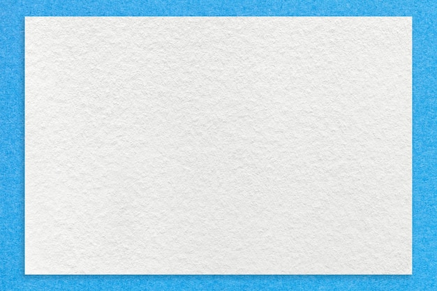 Textuur van witte ambachtelijke kleur papier achtergrond met lichtblauwe rand macro Vintage dichte kraftkarton