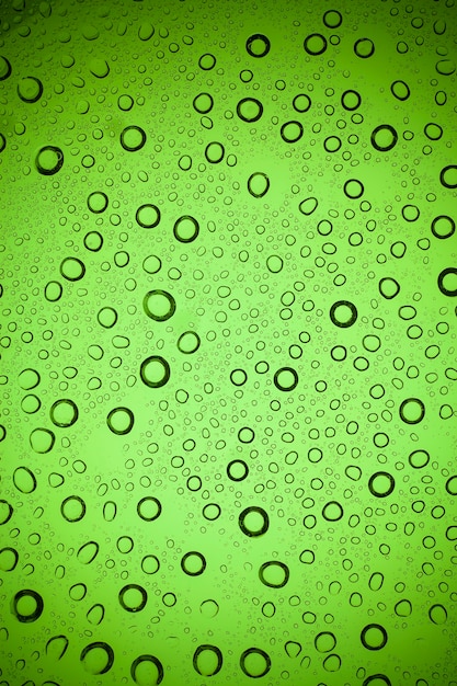 Textuur waterdruppels op groen glas.