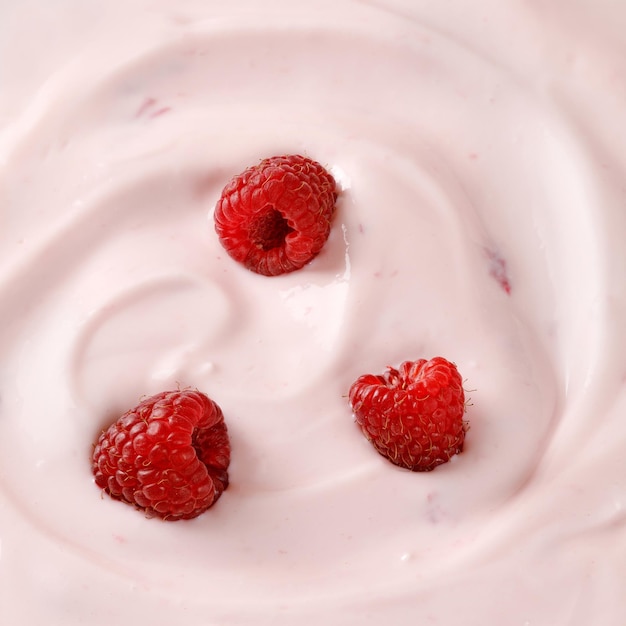 Textuurachtergrond van Roze Yoghurt met frambozen Krul van Yoghurt Roze natuuryoghurt zure room