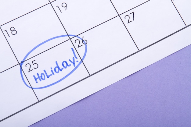 휴일을 기다리는 파란색 형광펜으로 서명 된 휴일로 표시된 달의 일