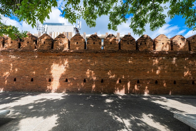 Foto tha phae gate chiang mai mura antiche della città vecchia e più popolare destinazione di viaggio e attrazione per i turisti a chiang mai nel nord della thailandia.