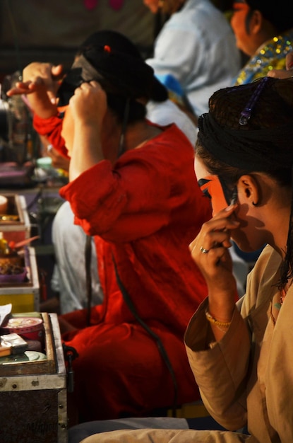 Atto tailandese persone di discendenza cinese trucco pittura sul viso e indossare abiti da recitazione antichi per recitare suonare l'opera classica cinese tradizionale presente per lo spettacolo il 13 marzo 2011 a bangkok in thailandia