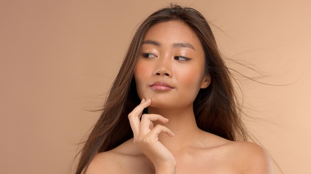 Photo thai asian model with natural makeup on beige background