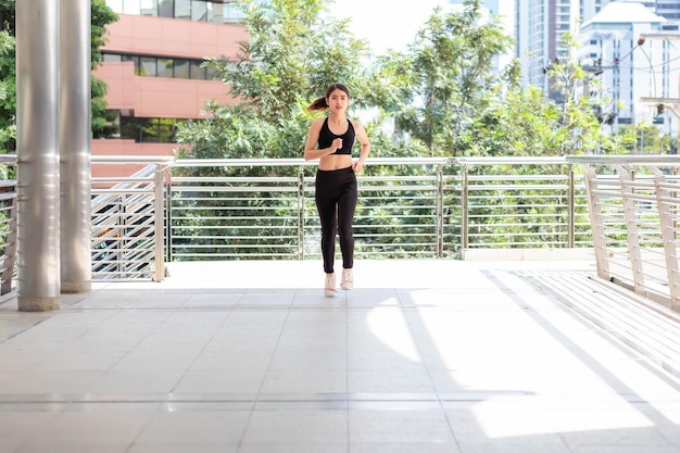 Foto le donne asiatiche tailandesi in abiti da palestra stanno facendo jogging.