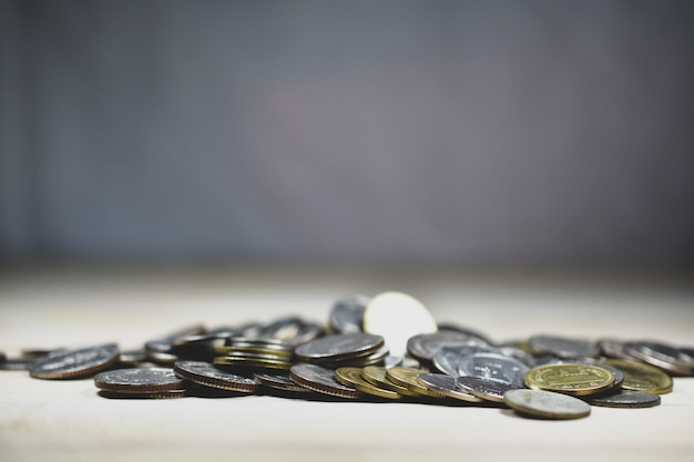 Тайская бат монета на деревянный стол финансы монета богатства Валюта Бизнес в закрытом помещении сбережения металла крупным планом