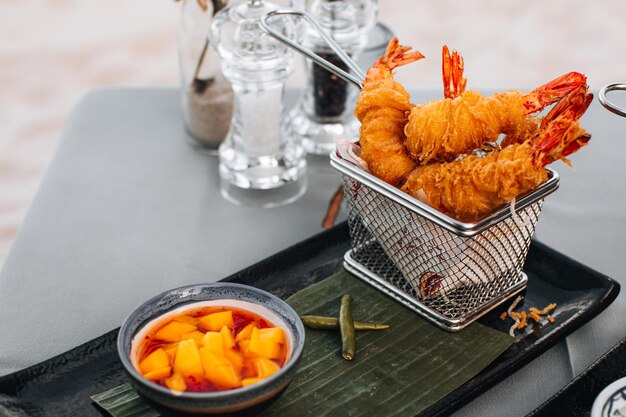 Thai baked shrimp breaded with spicy mango sauce