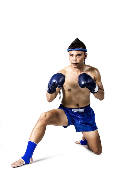 Фото Тайский боксер с тайский бокс действий, изолированных на белом фоне