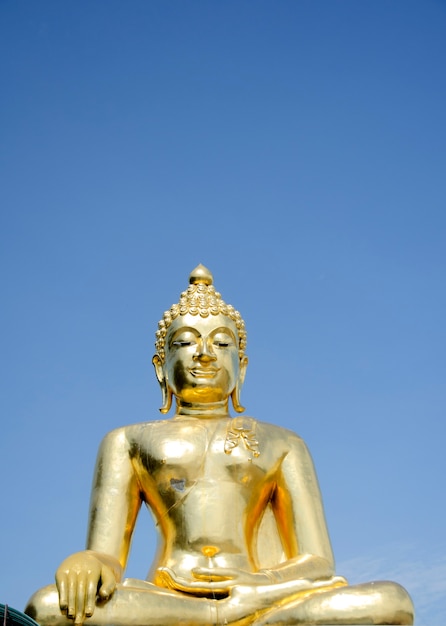 Foto statua dorata di buddha della statua dorata del buddha in tailandia