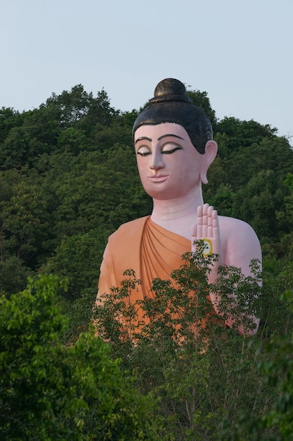 タイの寺院でのタイの仏像