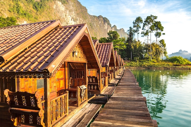 Photo thai bungalows at cheow lan lake, khao sok national park