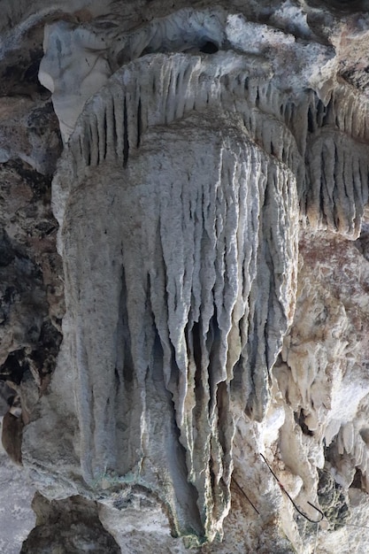 Foto grotta tailandese a krabi, stalattiti e stalagmiti