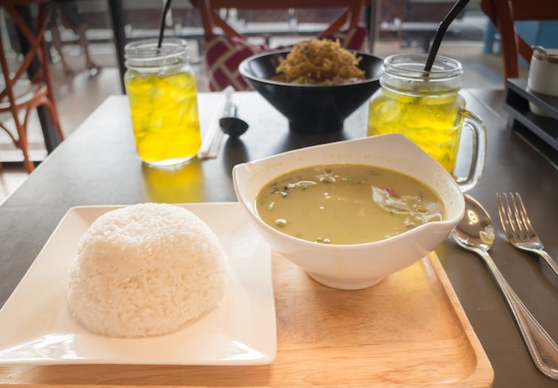 ココナッツミルクの野菜とタイのチキンカレー